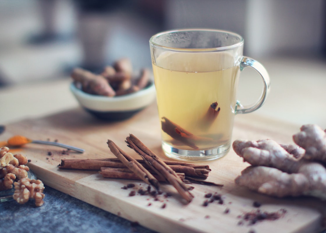 Té de cúrcuma y jengibre para bienestar